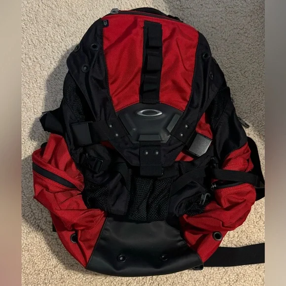 Oakley コンパクトバックパック 赤黒 Oakley Men's Street Backpack, iron red, One Size Fits All